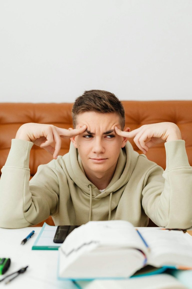 Un étudiant adolescent de Fréjus, qui réfléchit à son avenir et à la suite de ses études